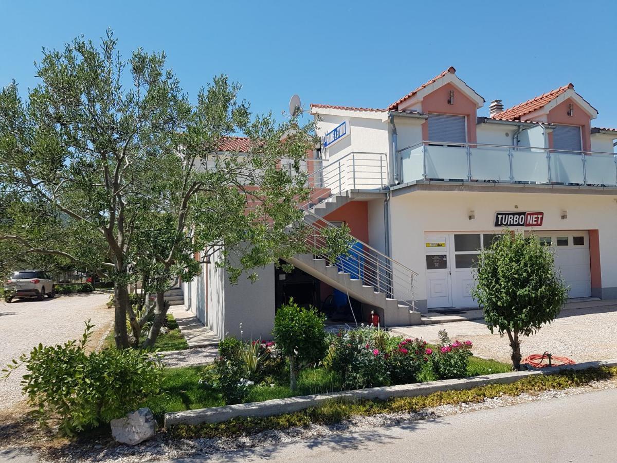 Gabi Rooms & Studio Apartment Lozovac Eksteriør bilde